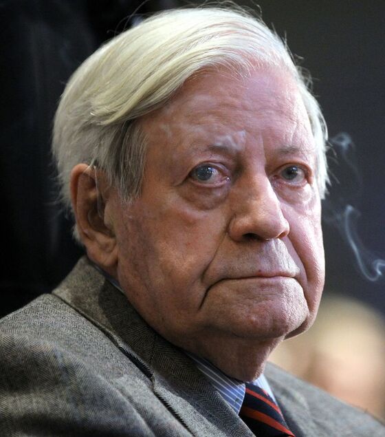 Der verstorbene Ex-Bundeskanzler Helmut Schmidt wird von Rosa Grünstein und Daniel Born im Rahmen einer Lesung geehrt