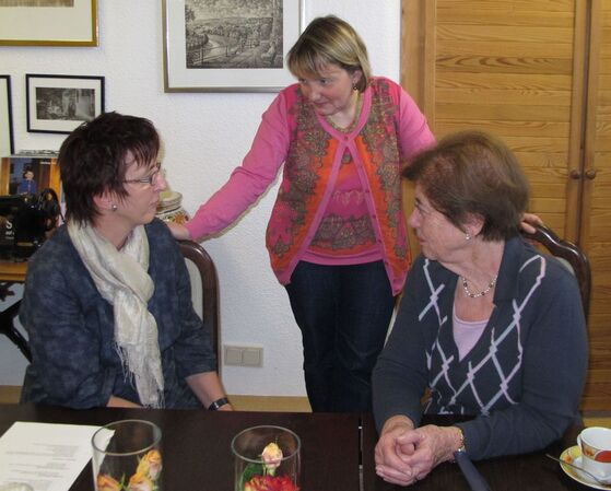Katja Mast im Gespräch mit Alexandra Rapp (li.) und Brigitte Wetzel (re.)