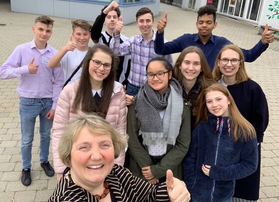 Katja Mast mit den Teilnehmerinnen des GirlsDays an der Gemeinschaftsschule Heckengäu.