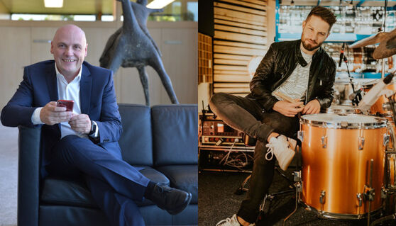 Zwei Schaffende an ihren typischen Arbeitsgeräten: Frederic Michel mit seinem Schlagzeug und Daniel Born am Telefon
