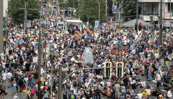 Eine aktuelle Herausforderung für die Polizei: Die sogenannten Querdenker-Demos (Bild: Gerddanigel/Wikipedia/CCBY)