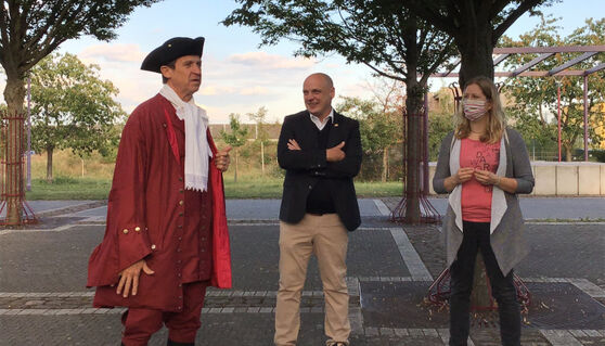 Ein Zeitzeuge neben dem Landtagsabgeordneten Daniel Born und der Ortsvereinsvorsitzenden Miriam Walkowiak