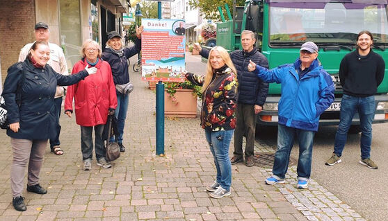 Mitglieder der SPD Hockenheim vor einem Danke-Plakat