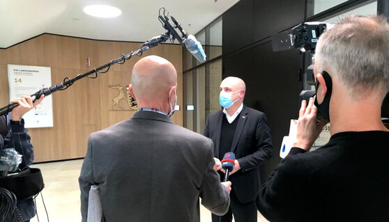 Auch nach stundenlangen Ausschusssitzungen folgten für den SPD-Obmann Daniel Born Gespräche mit Medienvertretern