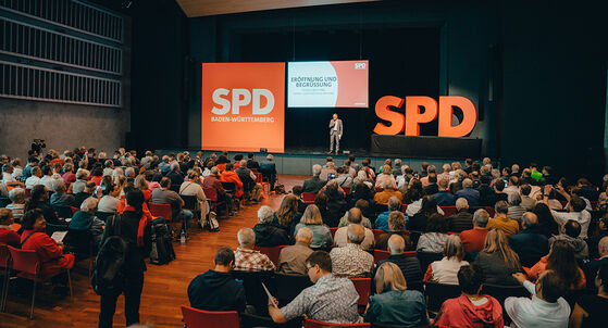 Plenum und Bühne beim Auftakt zur Kommunalwahl am 6. Mai 2023 in Esslingen