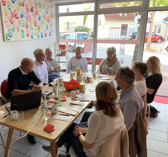Born beim Fachgespräch mit Vertretern von Schulen und Verwaltung (Foto: Hamers)