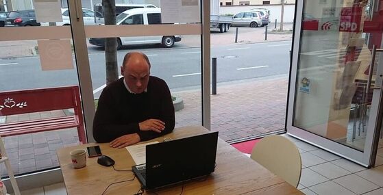 Konzentriert am PC im Wahlkreisbüro beim Webinar