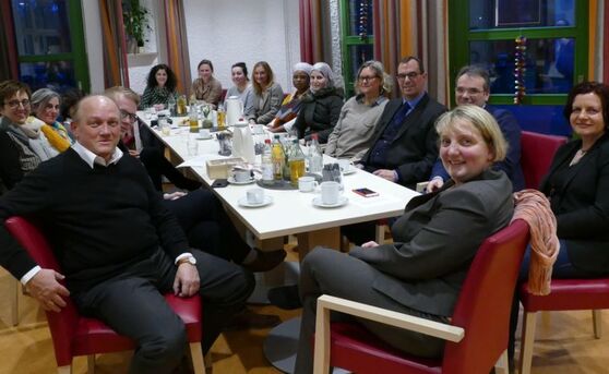 Katja Mast diskutiert mit der internationalen Mutter-Kind-Gruppe über Kinder und Gerechtigkeit im Mehrgenerationenhaus M