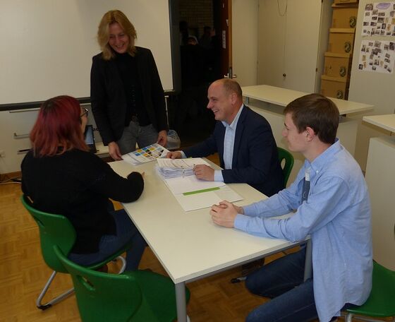 Charlotte Dörflinger, Felix Möller (Schülersprecher-Team) zeigen ihrem Gast ihr Lerntagebuch