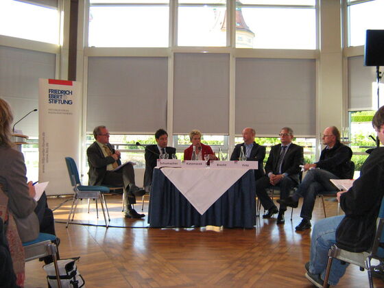 v.l.n.r Moderator Dieter Giese, Dr. Rolf Schumacher,Gabriele Katzmarek, Michael Brecht, Horst Fritz