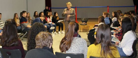 Katja Mast im Gespräch mit zwei 9. Klassen des Theodor-Heuss-Gymnasiums Mühlacker
