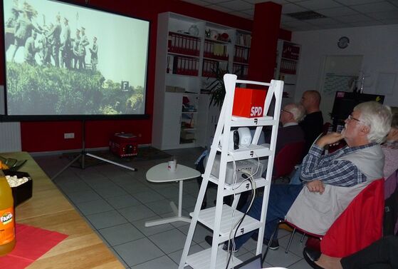 gebannte Blicke im Wahlkreisbüro