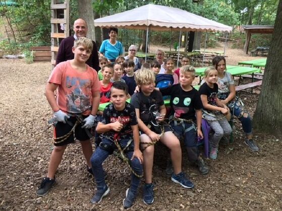 Die Gruppe macht Pause: dank eines Eises geht es aber gleich weiter