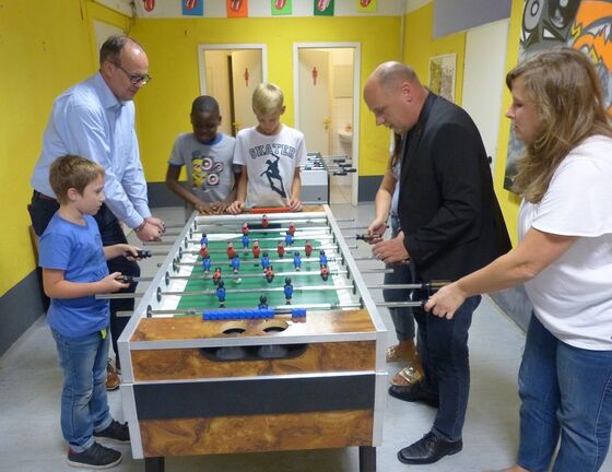 Born und Bürgermeister Hoffmann am Tischkicker (Bild: D. Hamers)