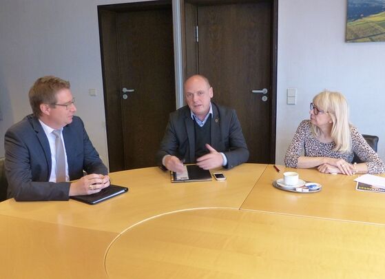 Daniel Born MdL im Gespräch mit BM Peter Seithel und Gemeinderätin Elke Greulich (Foto: Laura Fallert)