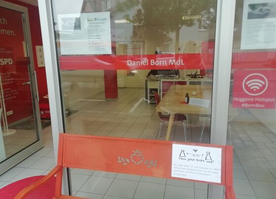 Die Rote Bank steht vor der Tür bereit – auch sie natürlich im „Corona-Modus“