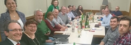 Gute Stimmung bei der Oftersheimer SPD: die Gastgeber freuen sich über eine produktive Sitzung mit Daniel Born MdL