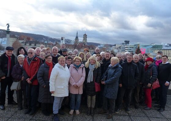 Über den Dächern von Stuttgart: Daniel Born inmitten seiner Besuchergruppe (Foto: L. Fallert)